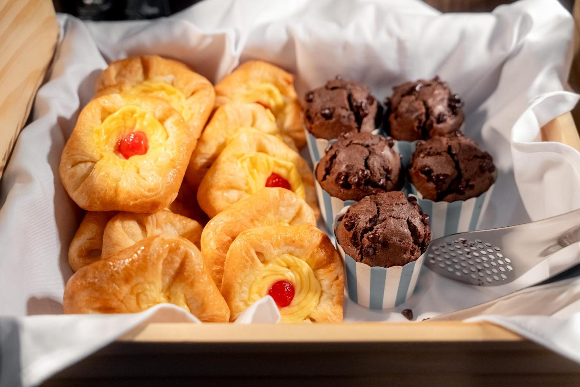 Отель Ascott Embassy Sathorn Бангкок Экстерьер фото A selection of pastries