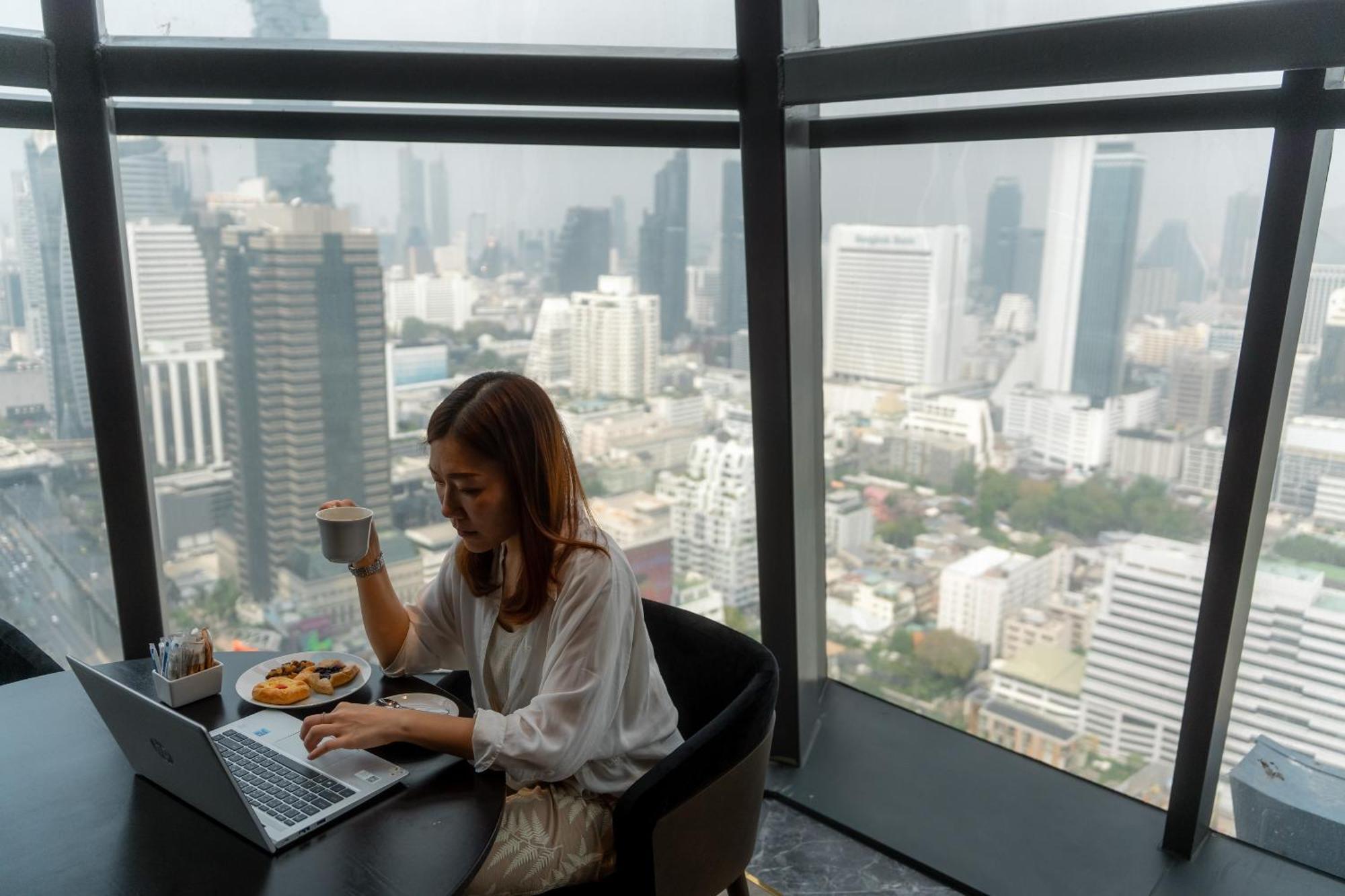 Отель Ascott Embassy Sathorn Бангкок Экстерьер фото A woman working in Bangkok