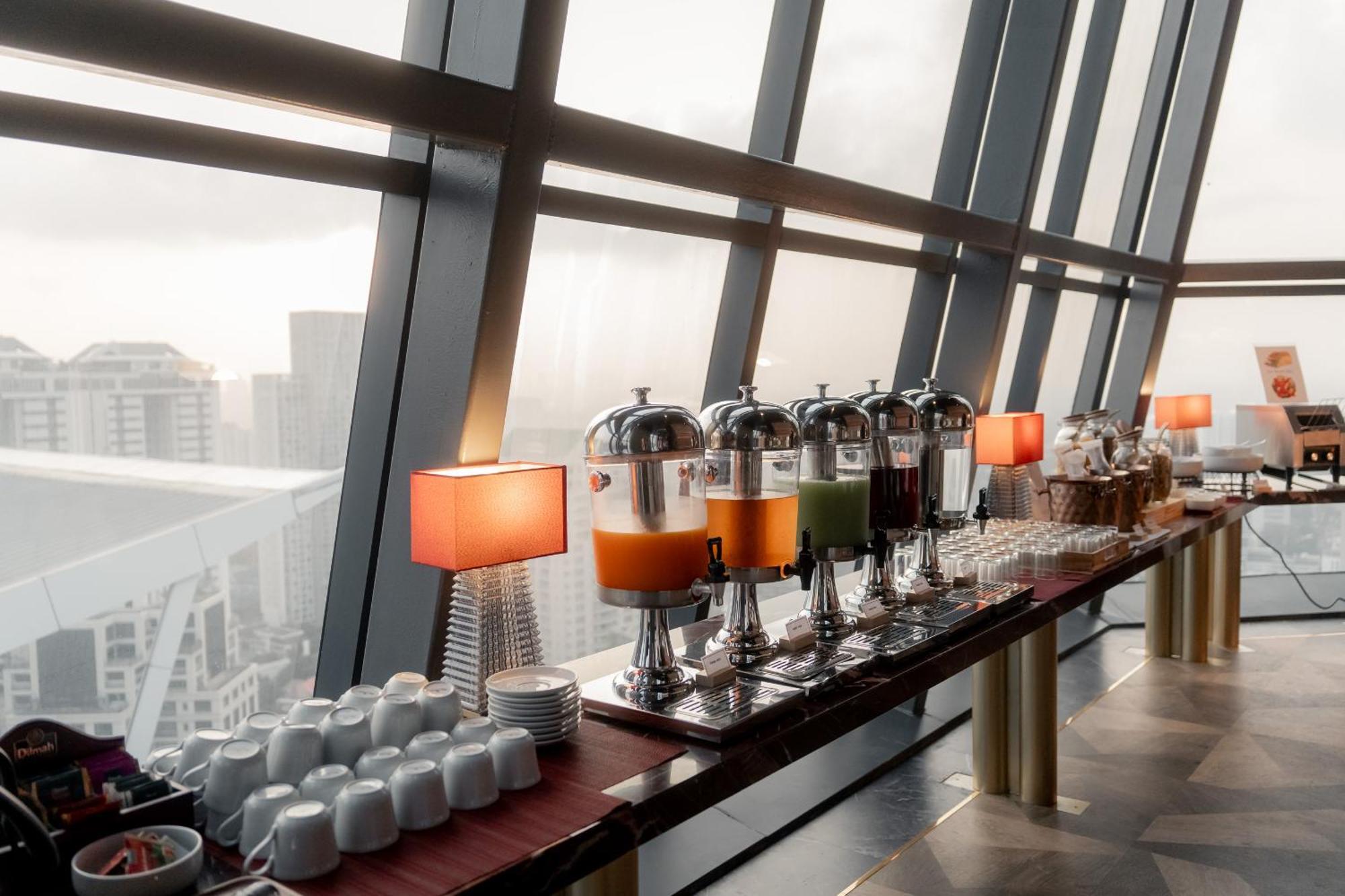 Отель Ascott Embassy Sathorn Бангкок Экстерьер фото The bar at the 83rd floor