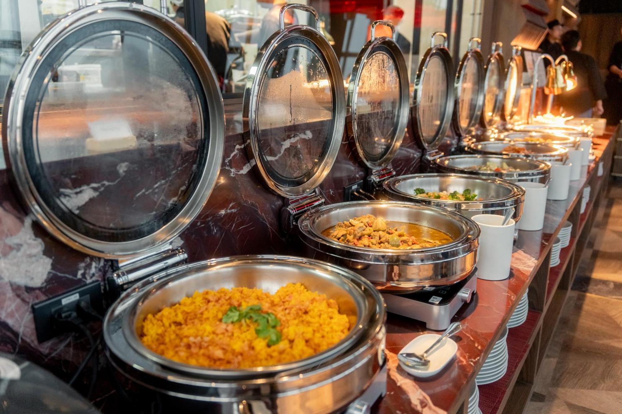 Отель Ascott Embassy Sathorn Бангкок Экстерьер фото A chafing dish buffet
